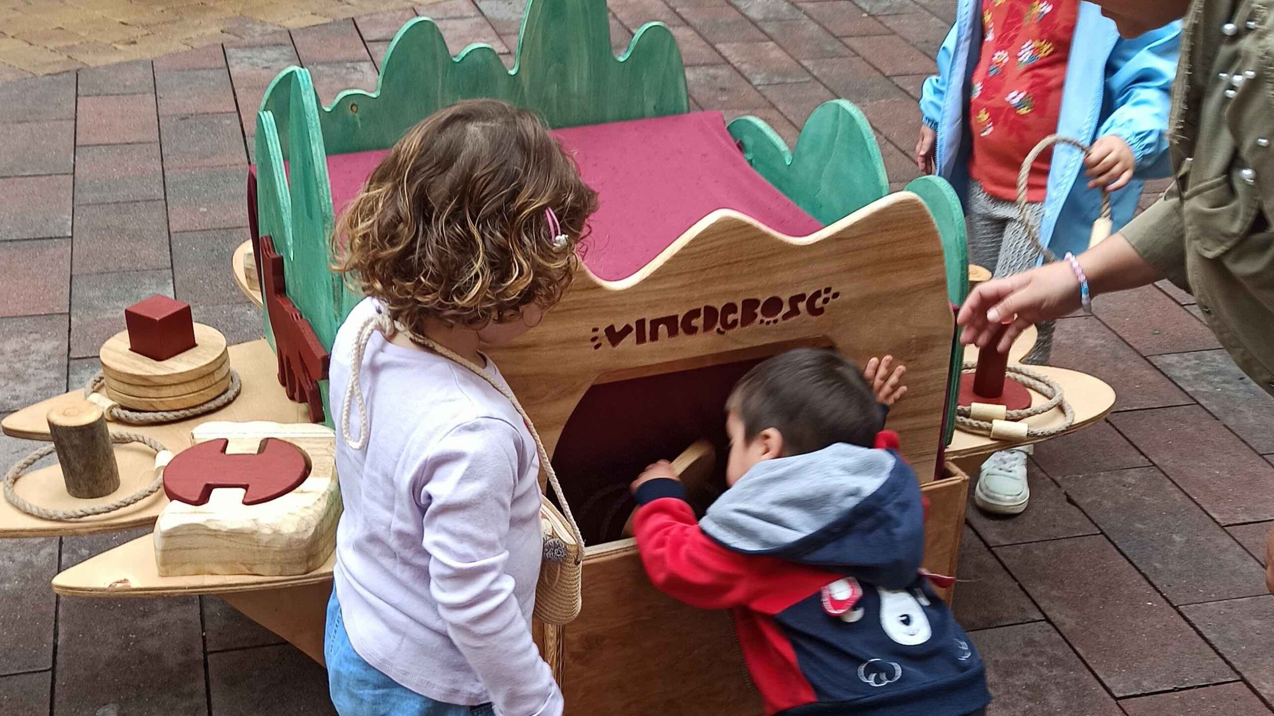 La Cova dels Tresors: Juguem en gran… pensant en els més petits